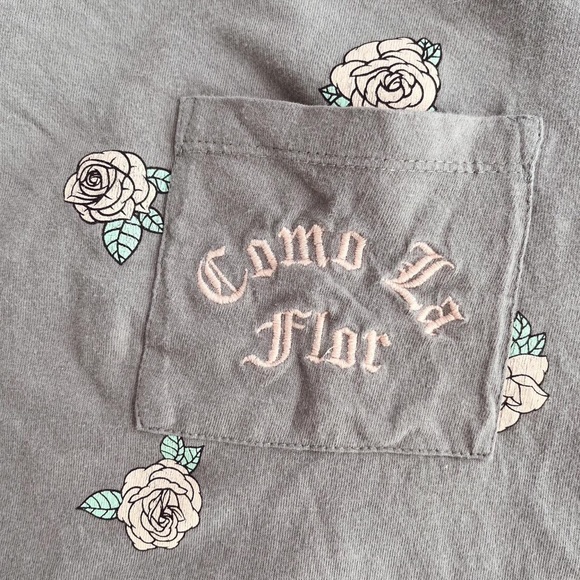 Messy Bun Just Chillin brand grey crop top with embroidered pocket and pink rose - Picture 3 of 4